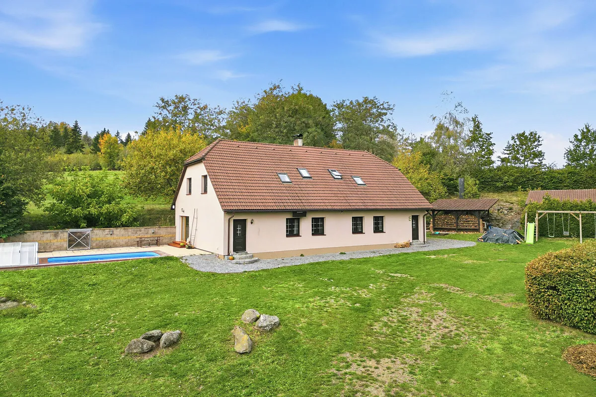 Prodej rodinného domu 298 m², pozemek 3864 m²